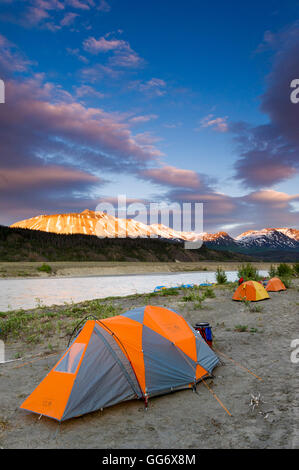 Sparren Camp entlang des Alsek River bei Sonnenuntergang Stockfoto