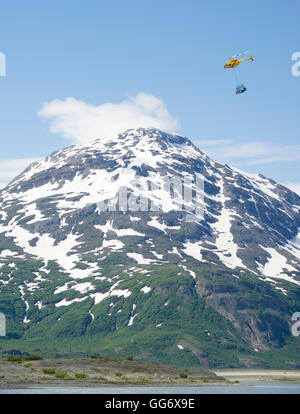 Hubschrauber fliegen eine Last der Gang über den Tweedsmuir Gletscher und vorbei an Umlenker Canyon, Alsek River-rafting Stockfoto