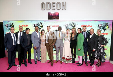 (links nach rechts) Richard Suckle, Direktor David Ayer, Jay Hernandez, Will Smith, Karen Fukuhara, Joel Kinnaman, Adewale Akinnuoye-Agbaje, Margot Robbie, Cara Delevingne, Jai Courtney, Jared Leto, Charles Roven und Frau Stephanie Haymes Ankunft der Suicide Squad europäische Premiere, im Odeon am Leicester Square, London. PRESSEVERBAND Foto. Bild Datum: Mittwoch, 3. August 2016. Vgl. PA Geschichte SHOWBIZ Selbstmord. Bildnachweis sollte lauten: Daniel Leal-Olivas/PA Wire Stockfoto