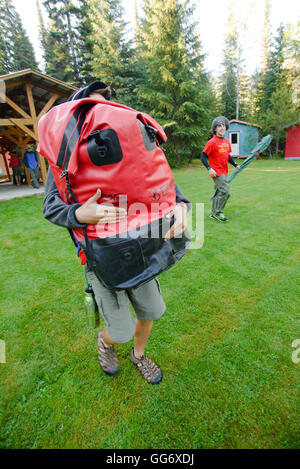 Pfadfinder Kanutour auf den Bowron Lakes-Schaltung. Bowron Lakes Provincial Park. Quesnel, Britisch-Kolumbien Stockfoto