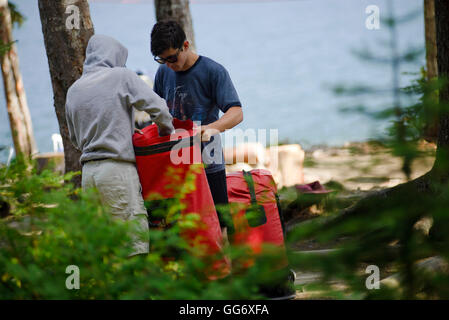 Pfadfinder Kanutour auf den Bowron Lakes-Schaltung. Bowron Lakes Provincial Park. Quesnel, Britisch-Kolumbien Stockfoto