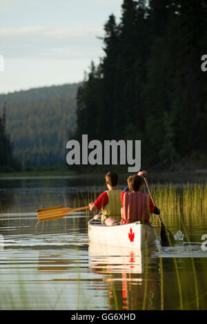 Pfadfinder Kanutour auf den Bowron Lakes-Schaltung. Bowron Lakes Provincial Park. Quesnel, Britisch-Kolumbien Stockfoto