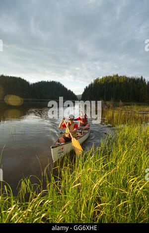 Pfadfinder Kanutour auf den Bowron Lakes-Schaltung. Bowron Lakes Provincial Park. Quesnel, Britisch-Kolumbien Stockfoto