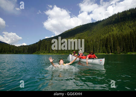 Pfadfinder Kanutour auf den Bowron Lakes-Schaltung. Bowron Lakes Provincial Park. Quesnel, Britisch-Kolumbien Stockfoto