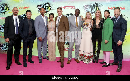 (links nach rechts) Regisseur David Ayer, Jay Hernandez, Will Smith, Karen Fukuhara, Joel Kinnaman, Adewale Akinnuoye-Agbaje, Margot Robbie, Cara Delevingne, Jared Leto und Jai Courtney Ankunft der Suicide Squad europäische Premiere, im Odeon am Leicester Square, London. PRESSEVERBAND Foto. Bild Datum: Mittwoch, 3. August 2016. Vgl. PA Geschichte SHOWBIZ Selbstmord. Bildnachweis sollte lauten: Daniel Leal-Olivas/PA Wire Stockfoto