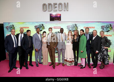 (links nach rechts) Richard Suckle, Direktor David Ayer, Jay Hernandez, Will Smith, Karen Fukuhara, Joel Kinnaman, Adewale Akinnuoye-Agbaje, Margot Robbie, Cara Delevingne, Jai Courtney, Jared Leto, Charles Roven und Frau Stephanie Haymes Ankunft der Suicide Squad europäische Premiere, im Odeon am Leicester Square, London. PRESSEVERBAND Foto. Bild Datum: Mittwoch, 3. August 2016. Vgl. PA Geschichte SHOWBIZ Selbstmord. Bildnachweis sollte lauten: Daniel Leal-Olivas/PA Wire Stockfoto