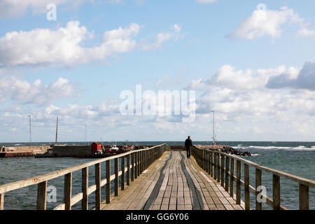 Der Holzsteg führt zu den Hafen von Arnager auf der Ostseeinsel Bornholm, Dänemark Stockfoto