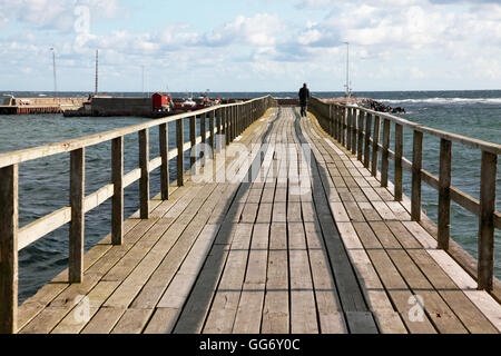 Der Holzsteg führt zu den Hafen von Arnager auf der Ostseeinsel Bornholm, Dänemark Stockfoto