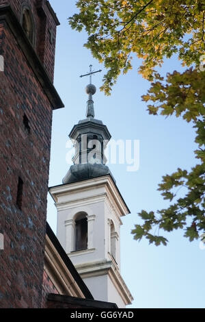 Der Glockenturm der alten Kathedrale in Sandomierz im Himmel Stockfoto