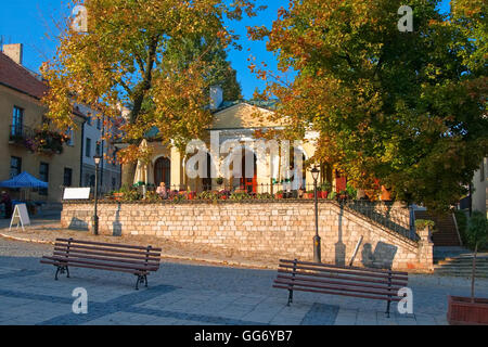 Café mit Tischen auf der Veranda in der alten Stadt von klaren sonnigen Herbst Stockfoto