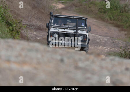 Land Rover Defender off-road gefahren werden in Borneo (in der Nähe von Kota Kinabalu, Sabah, Malaysia). Stockfoto