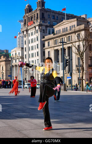 Reife Frau, die Durchführung von Tai Chi Übung auf den Bund, Shanghai, China Stockfoto