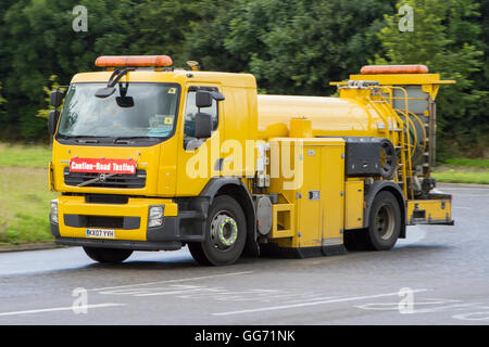 Vorsicht  Road Testing Fahrzeug gesehen in Preston, Lancashire, UK Stockfoto