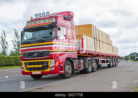 Volvo, Ferguson transport   Holz Transport in Preston, Lancashire, UK Stockfoto