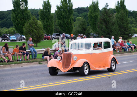 Antike Ford Putsch beteiligt sich die 2016 jährliche Cruz In Parade durch Whitehall und Montague, Michigan. Stockfoto