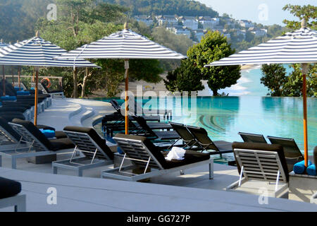 Leere Liegestühle am Pool während eines tropischen Urlaubs (Phuket) Stockfoto