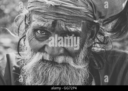 Porträt einer alten lächelnden Sadhu in Karnataka, Indien Stockfoto