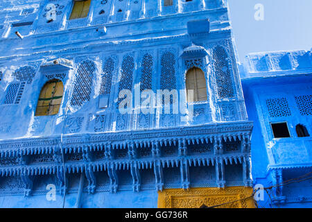 Traditionelle blaue Fenster und Wand in blaue Stadt Jodhpur, Indien. Stockfoto