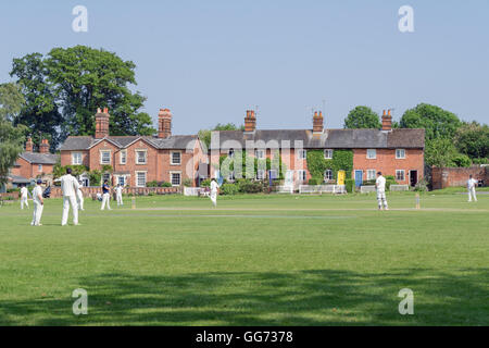 Dorf Cricket gespielt wird auf dem Grün bei Hartley Wintney in Hampshire Stockfoto