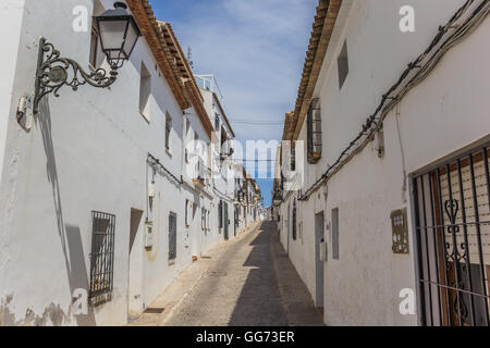 Weiße Häuser in einer engen Straße in Altea, Spanien Stockfoto