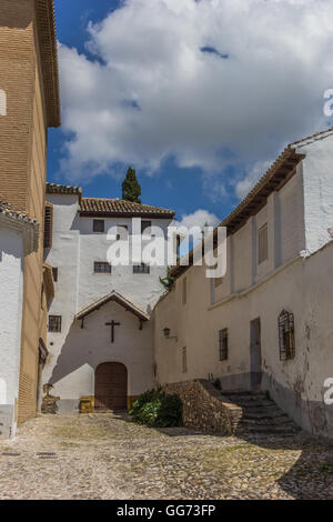 Hof und Kirche in maurischen Granada Viertel Albaicin Stockfoto