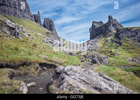 Leere Trekking Pfad unter grünen Hänge der Quiraing in der Isle Of Skye Stockfoto