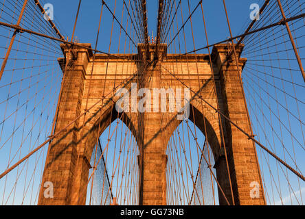 Brooklyn Bridge bei Sonnenuntergang in New York City, USA Stockfoto