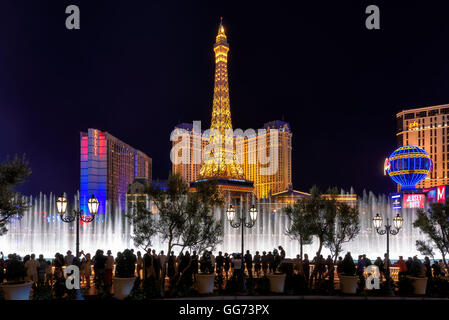 Leute schauen Bellagio Springbrunnen Show im Paris Hotel and Casino in Las Vegas Stockfoto