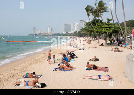 Holdaymakers am Strand in Pattaya Thailand Stockfoto