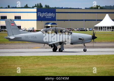 Dart 450 OE-VDA angezeigt auf der Farnborough International Airshow 2016 Stockfoto