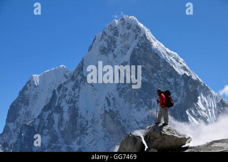 Sherpa Bergführer am Höhepunkt mit Taboche Peak im Hintergrund von hohen Cho La pass Stockfoto