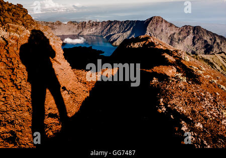 Des Fotografen Schatten in Mt Rinjani Stockfoto