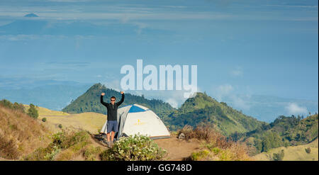 Mann vor Zelt auf Mt Rinjani auf Lombok (Indonesien) Stockfoto