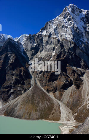 Chola Tsho Gletschersee mit Taboche Peak im Hintergrund beim verlassen von Dzonglha Stockfoto