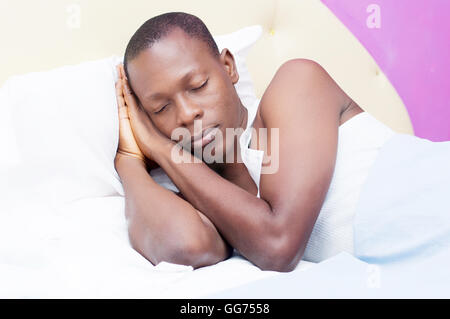 junger Mann müder ist in einen tiefen Schlaf. Stockfoto