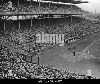 Wrigley Field mit einem Baseballspiel im Gange. Stockfoto