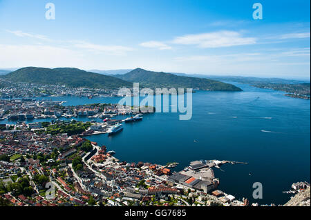 Veiw aus den umliegenden Bergen in der norwegischen Stadt Bergen Stockfoto