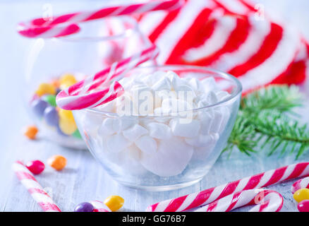 Weihnachten süße und Dekoration auf einem Tisch Stockfoto