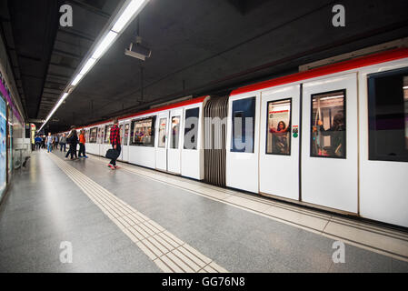 BARCELONA, Spanien - Mai 7: Innere der u-Bahnstation Sagrada Familia im 7. Mai 2016 in Barcelona, Spanien. Stockfoto