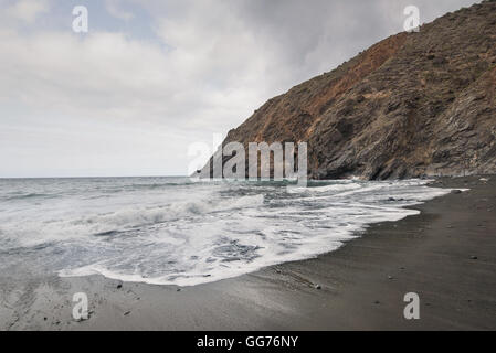 Vulkanstrand an einem bewölkten Tag in Vallehermoso, La Gomera, Kanarische Inseln, Spanien. Stockfoto