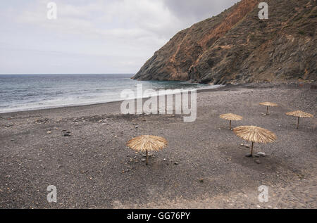 Vulkanstrand an einem bewölkten Tag in Vallehermoso, La Gomera, Kanarische Inseln, Spanien. Stockfoto