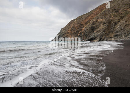 Vulkanstrand an einem bewölkten Tag in Vallehermoso, La Gomera, Kanarische Inseln, Spanien. Stockfoto