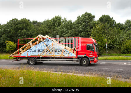 Dachbinder, technische Balken, Holzrahmenstrukturen oder Spitzbalken werden für die Neuentwicklung von Wohnhäusern geliefert, Preston, Lancashire, Großbritannien Stockfoto