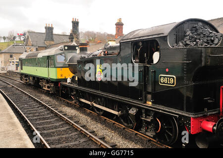 Trainieren Sie darauf warten, auf der North Yorkshire Moors Railway, der 1030 Dienst Pickering Grosmont Bahnhof abfährt. Stockfoto