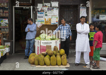 Männer stehen vor einem Markt im Stadtteil "Little Bangladesch" Kensington an der McDonald Avenue in Brooklyn, New York. Stockfoto