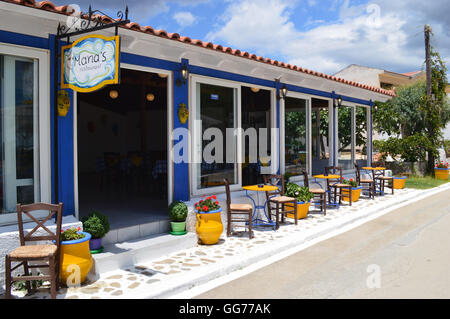 Marias griechischen Taverne am Strand in der Nähe des Hafens in Katelios auf der griechischen Insel Kefalonia, Griechenland, Europa-EU. Stockfoto