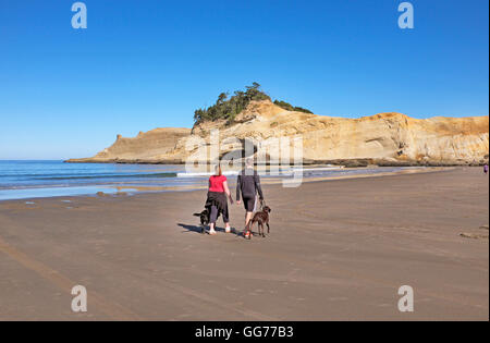 Spaziergänger entlang der Strand von Cape Kiwanda, in der Nähe von Pacific City, Oregon, an der Küste Oregons. Stockfoto