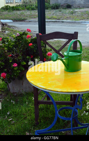 Tabelle auf Marias griechischen Taverne am Strand in der Nähe des Hafens in Katelios auf der griechischen Insel Kefalonia, Griechenland, Europa EU. Stockfoto