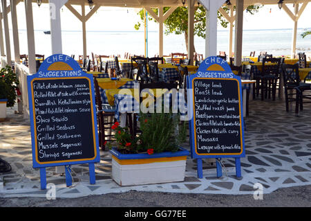 Traditionelle Menüs in Marias griechische Taverne am Strand in der Nähe des Hafens in Katelios auf der griechischen Insel Kefalonia, Griechenland Stockfoto