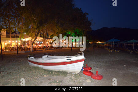 Griechischen Fischerboot am Strand von Katelios in der Nacht auf der griechischen Insel Kefalonia, Griechenland, Europa-EU. Stockfoto